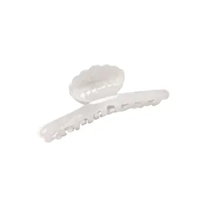 Pinza per capelli in acetato bianco perlato a forma di conchiglia con finitura lucida effetto