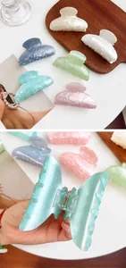 Detalle macro de pinzas para el cabello en acrílico con texturas de mármol