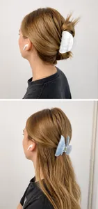 Detalle de pinzas de acrílico jaspeado en forma de media luna y mariposa en el pelo
