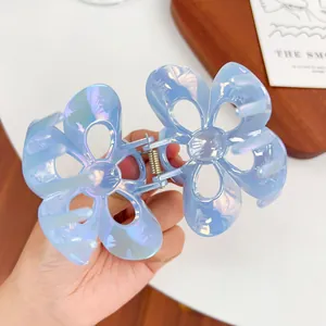 Irillerende blauwe holle haarklem in frangipani-bloemvorm met parelmoereffect