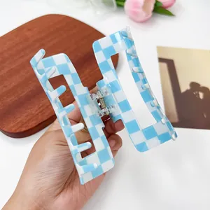 Grote haarklem met blauw-wit schaakbordpatroon van acryl voor een trendy haarstijl