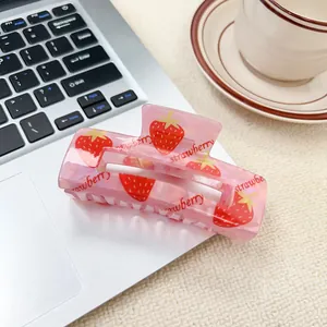 Pinza per capelli in acrilico rosa con motivo a fragola dolce per donne e ragazze