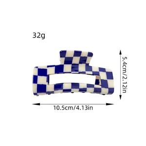 Blauw-wit geblokte haarklem van acetaat met afmetingen en een gewicht van 32 gram