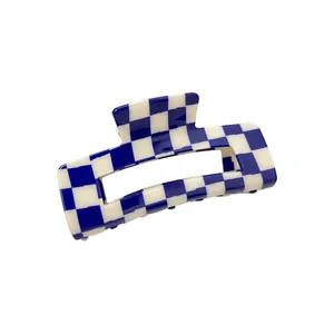 Minimalistische blauw-wit geruite haarklem van acetaat met groot rechthoekig frame
