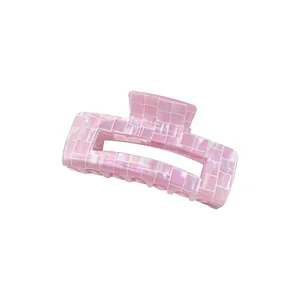 Pince à cheveux carrée rose avec motif mosaïque et reflets holographiques