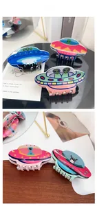 Gros plan sur des pinces à cheveux OVNI en acrylique aux motifs extraterrestres colorés