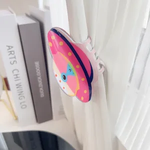Pince à cheveux OVNI rose en acrylique avec pois colorés sur rideau blanc