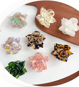 Vue détaillée de 8 pinces à cheveux fleur en acétate coloré aux motifs marbre et léopard