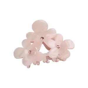 Pince à cheveux élégante en acétate rose pâle avec design à trois fleurs et strass