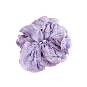 Κομψό μωβ υφασμάτινο scrunchie με ροζ τελειώματα για στιλάτη αλογοουρά