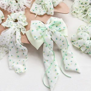 Florale Haargummis und große Schleifen-Haarspangen aus hellgrünem und weißem Chiffon-Stoff