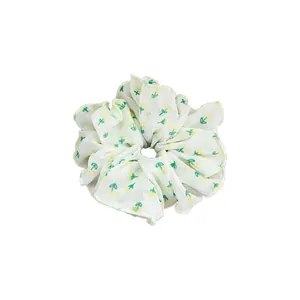 Eleganter Chiffon-Haargummi mit gelbem Blumenmuster und grünen Nahtkanten für Damen