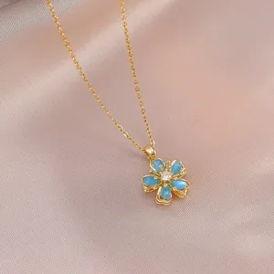 Collier élégant en titane doré avec pendentif fleur bleue rotative en zircon sur satin