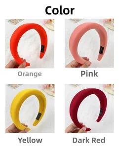 Dettaglio di cerchietti spessi in spugna nei colori arancione, rosa, giallo e rosso