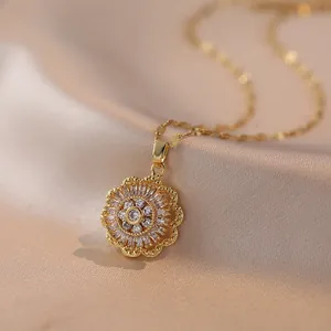 Collar de girasol dorado con pétalos de circón brillantes sobre fondo de seda elegante
