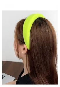 Vista laterale di una donna con fascia imbottita verde neon per un effetto testa alta