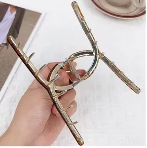 Grande pince à cheveux élégante avec motif écaille de tortue et base en métal