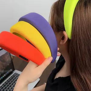 Cerchietti imbottiti dai colori caramella vivaci rosso giallo viola e verde neon
