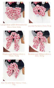 Détail de cinq accessoires à cheveux en tissu fleuri rouge avec dentelle et strass
