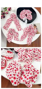 Détail de chouchous à fleurs rouges avec dentelle blanche et accents de perles