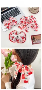 Florales Haarschleifen-Set mit weißen Perlen und rotem Blumenmuster in Detailansicht