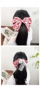Détail de la pince à cheveux à fleurs rouges avec dentelle blanche et vue en tuile