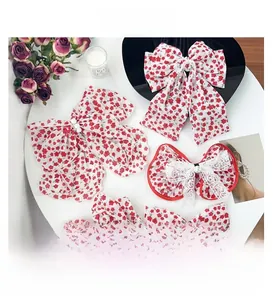 Détails de nœuds à cheveux en tissu floral rouge avec dentelle et perles blanches