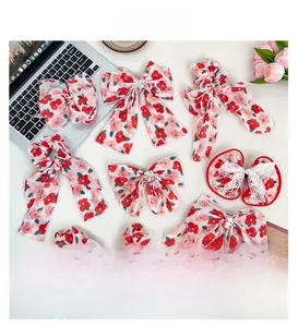 Makroaufnahme von roten Blumen-Haarschleifen-Clips und Scrunchies mit Spitzenperlen