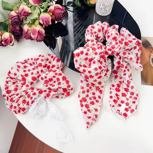 Chouchous à fleurs avec bordure en dentelle et nœud dans un décor floral très élégant