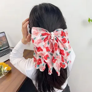 Haarklammer mit Blumenmuster-Schleife und weißen Perlen für elegante Damen-Frisuren