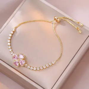 Bracciale dorato regolabile con ciondolo a quadrifoglio rosa e zirconi lucidi