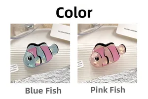 Detailansicht farbenfroher Haarklammern in Fischform in irisierendem Blau und Rosa