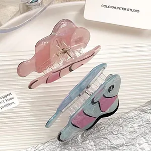 Bunte Haarklammern aus Harz in Rosa und Blau für elegante Frisuren mit Fisch-Design