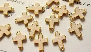 Detailansicht goldener Kreuzverbinder mit Harzkristallen für DIY-Schmuckherstellung