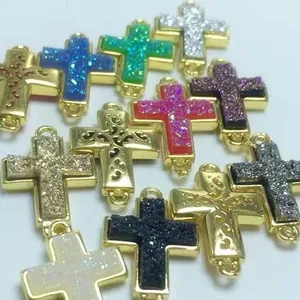 Kreuz-Schmuckverbinder mit buntem Harz-Inlay und graviertem goldfarbenem Metallsockel