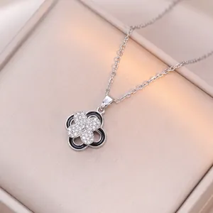 Collier trèfle argenté rotatif avec émail noir et pendentif serti de zircons