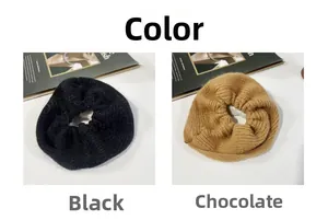 Detail der Strickstruktur von schwarzen und schokobraunen Haargummis auf weißem Grund
