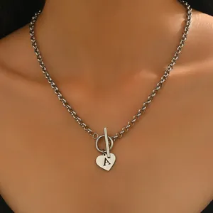 Détail du collier à fermoir à bascule argenté avec pendentif coeur et lettre A