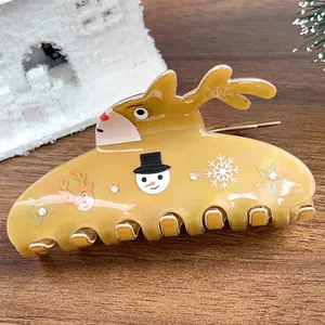 Détail de la pince à cheveux de Noël avec texture nuage jaune et motifs bonhomme de neige
