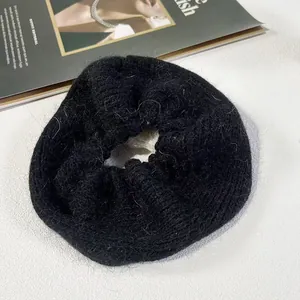 Eleganter schwarzer Strick-Scrunchie mit weicher Pelztextur und elastischem Design