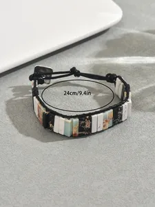 Detailansicht des gewebten Boho-Armbands mit bunten Natursteinen und Größenangabe