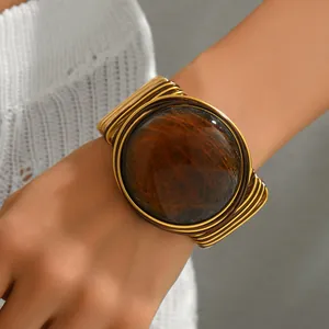 Bracelet manchette bohème avec grosse pierre ambre en résine et fil d'or tressé