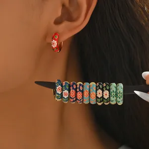 Boucles d'Oreilles Créoles Huggie en Émail Vintage en Cuivre Plaqué Or Avec Motif de Fleurs en Goutte d'Huile pour Femme Bijoux