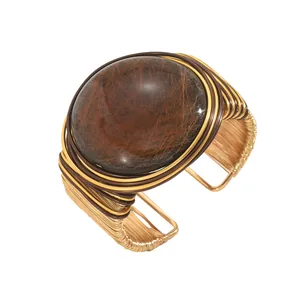 Bracelet jonc bohème en fil tressé doré-brun avec incrustation d'une pierre ovale brune