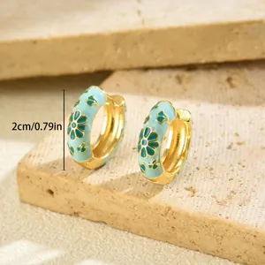 Créoles en émail fleuri, finition bleu clair avec motifs de fleurs et cœurs verts