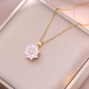 Gouden ketting met roze zonnebloem hanger van zirkoon in een luxe sieradendoosje