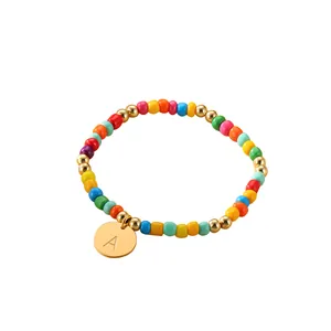 Buntes Regenbogen Perlenarmband mit goldenem Buchstaben A Anhänger für stilvolle Damen