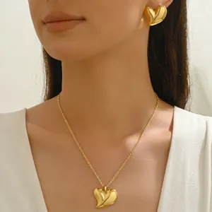 Ensemble bijoux coeur doré élégant comprenant un collier pendentif et boucles d'oreilles