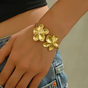 Goldener Armreif mit doppelter Blume, verstellbarem Design und poliertem Finish