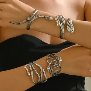 Juego de cuatro pulseras de serpiente plateadas vintage con escamas y gemas rojas